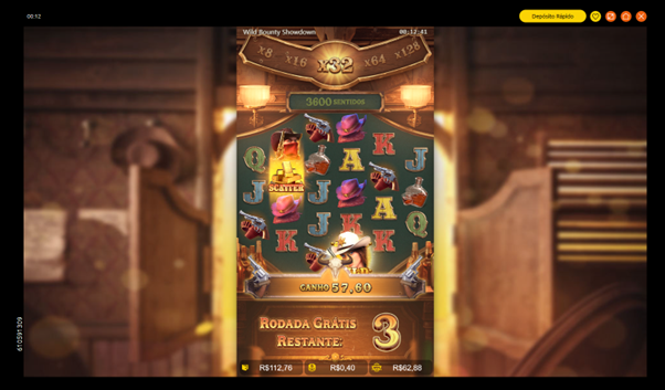 Tela do jogo Wild Bounty Showdown exibindo rodadas gr&aacute;tis em andamento, com multiplicador ativo x32, s&iacute;mbolo Scatter vis&iacute;vel e contador de rodadas restantes mostrando o n&uacute;mero 3. 